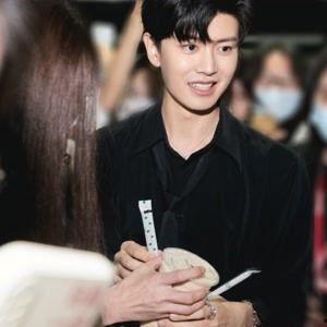 任嘉伦今日最新爆料图片,神秘面纱揭开引粉丝热议  第2张